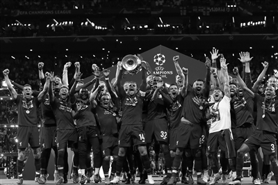 邮报：明年世界杯上下半场中段设强制补水时间，每次三分钟（邮报：明年世界杯将于上下半场中段设三分钟强制补水暂停）