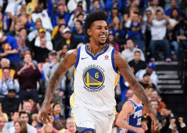 反身扣篮震撼全场（反身暴扣引爆全场）