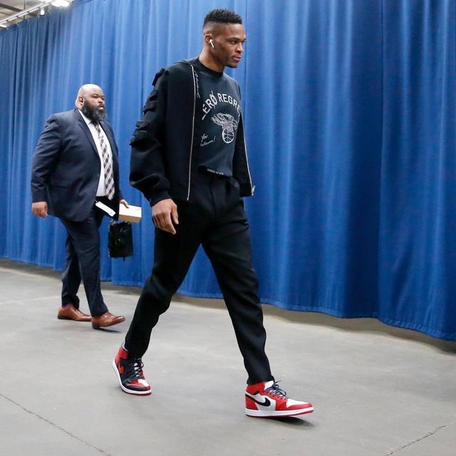 埃迪-豪：球队中场从六人减至四人，必须赶紧引援（埃迪-豪：中场只剩四人，必须尽快引援）