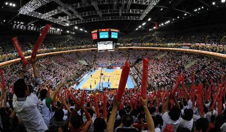 那不勒斯0-0法兰克福，麦克托米奈失良机，埃尔马斯造险（那不勒斯与法兰克福0-0互交白卷，麦克托米奈错失良机，埃尔马斯制造险情）