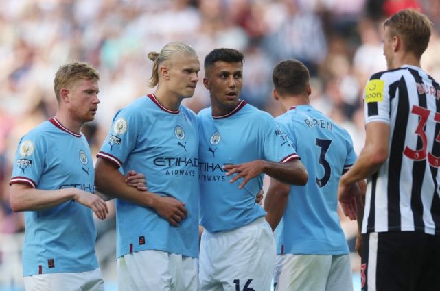 太阳报：卡里乌斯妻子大秀傲人身材，拍摄过程中被电梯门夹（太阳报：卡里乌斯妻子拍摄大片途中意外被电梯门夹住）