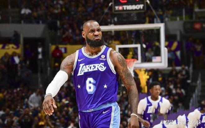 湖人詹姆斯关键三分锁定胜利（詹姆斯关键三分助湖人取胜）