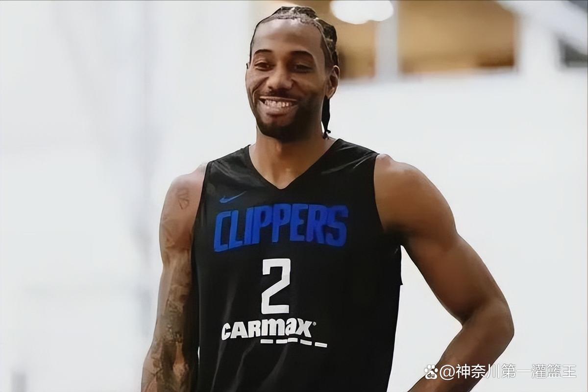 欧联比赛中一球员嘲讽对手鼻子形状，多名队友上前打抱不平（欧联赛场一球员嘲笑对手鼻型，数名队友挺身维护）